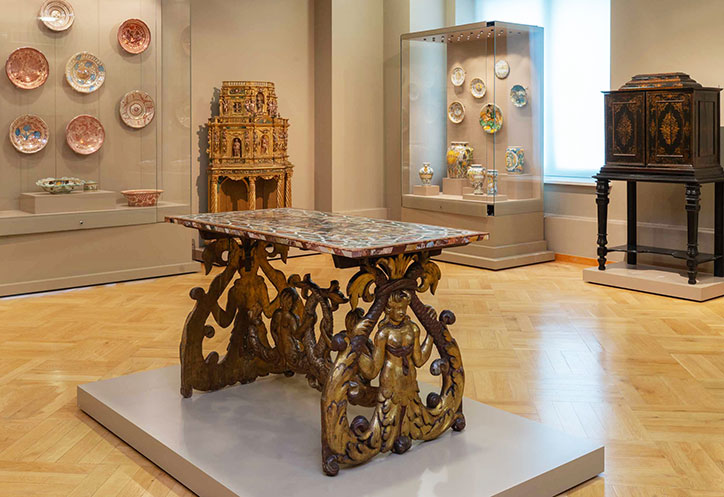 Piese de ceramică din Manises (Spania),  Montelupo Fiorentino și Deruta (Italia), alături de mobilier (Italia și Franța).