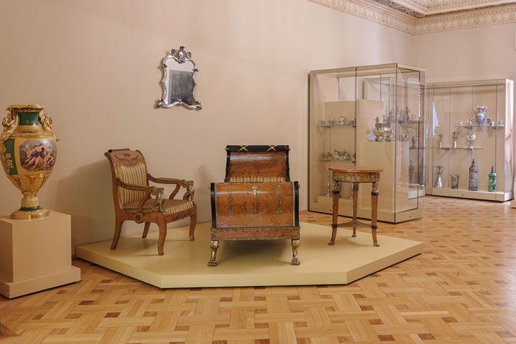 Mobilier stil Empire și piese de argint din secolul al XIX-lea